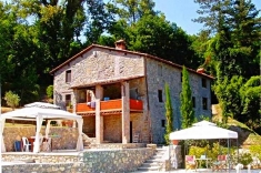 Hus till salu i GALLICANO (LU)