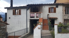 Hus till salu i GALLICANO (LU)