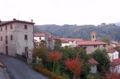 Hus till salu i GALLICANO (LU)